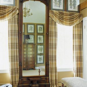 Giải Pháp Ánh Sáng Phòng Ngủ: Màn Vải Truyền Thống Frame the Windows with Plaid 300x300 - Giải Pháp Ánh Sáng Phòng Ngủ: Màn Vải Truyền Thống